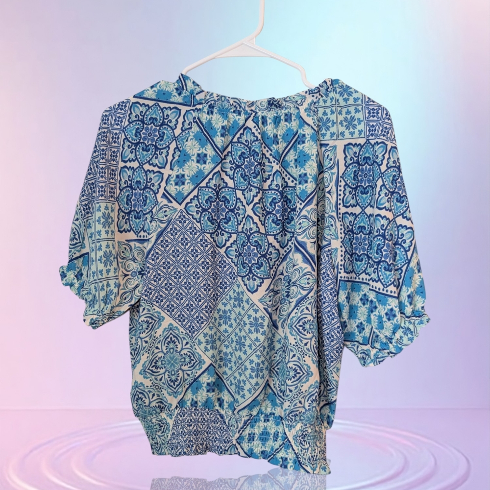 NWT-- Ladies Rose & Olive Flutter Sleeve Blouse Size Medium - Picture 2 of 6